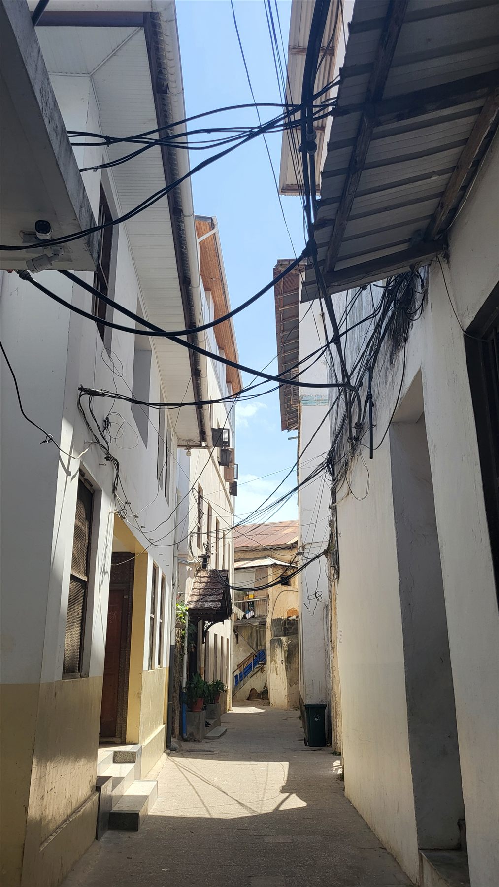 A quiet whitewashed alleyway in Stone Town